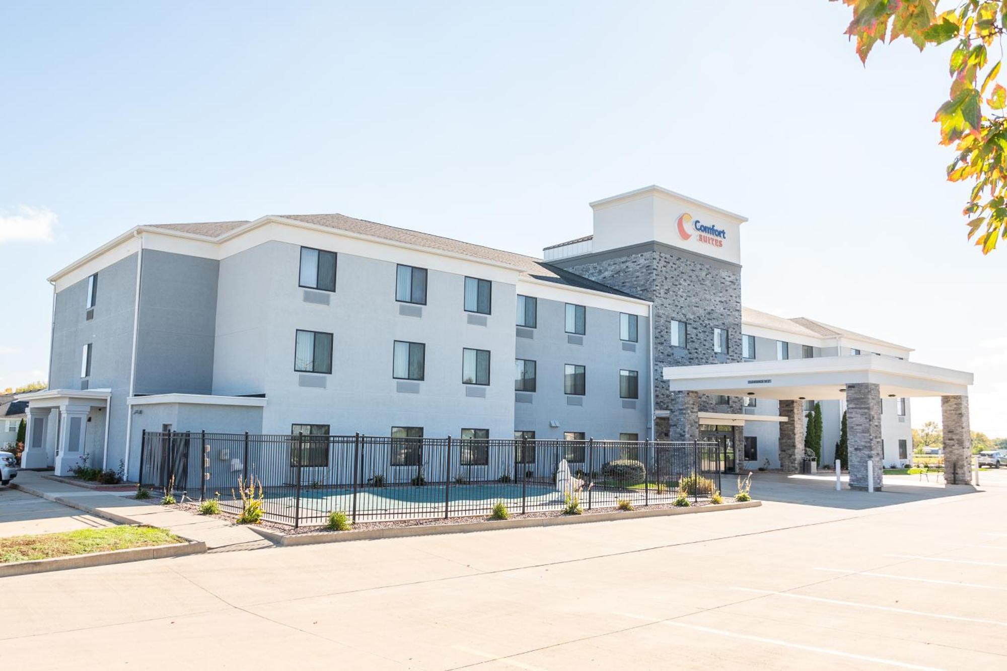 Comfort Suites Bloomington I-55 And I-74 Екстериор снимка